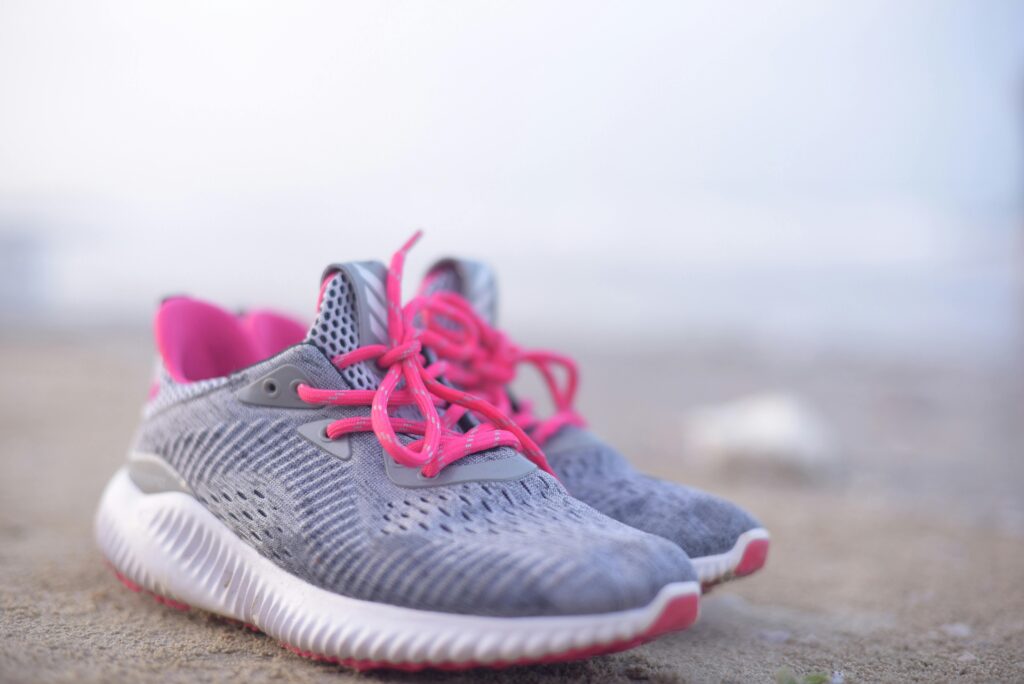 Jak kupić buty sportowe, sneakersy taniej? buty sportowe
