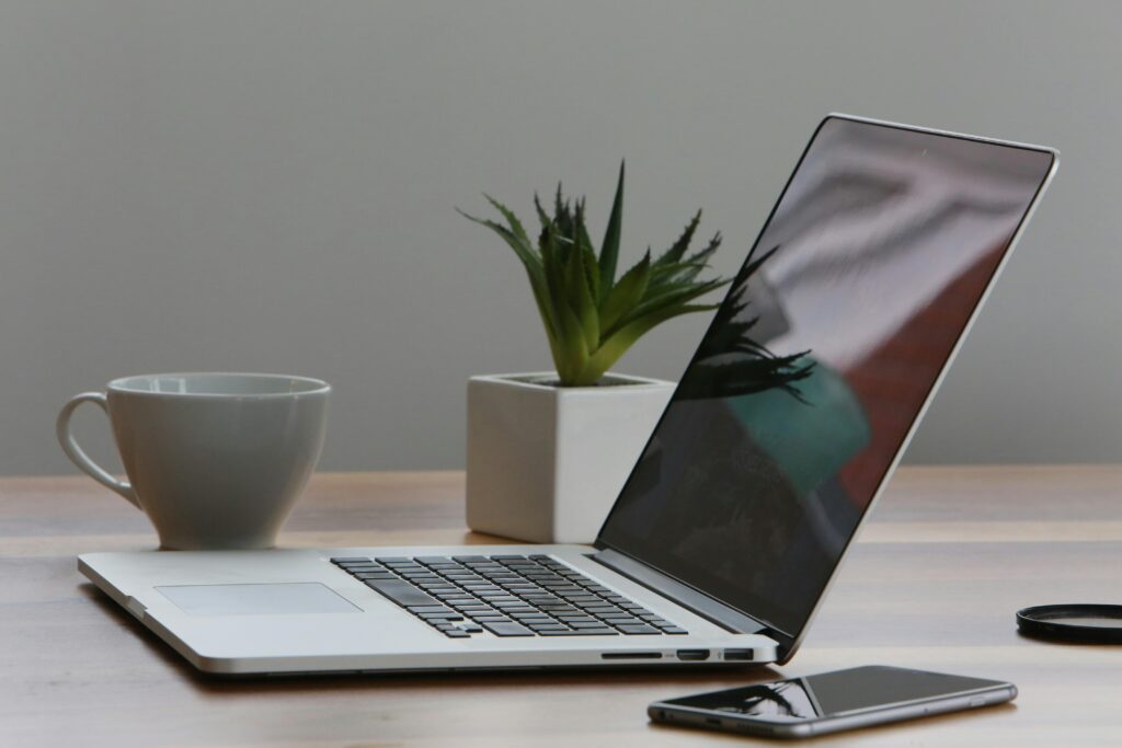 Jak oszczędzić przy zakupie smartfona i laptopa?