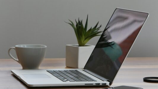 Jak oszczędzić przy zakupie smartfona i laptopa?