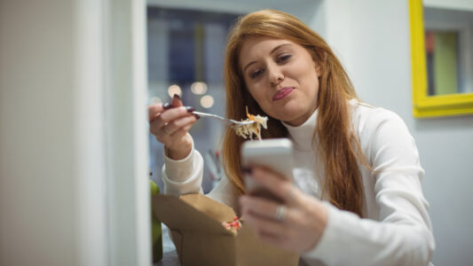 Pyszne.pl kod rabatowy: jak oszczędzać na zamówieniach online