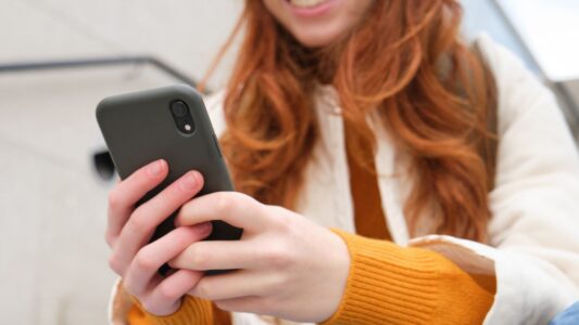 Dlaczego ceny w aplikacjach mobilnych bywają niższe niż na desktopie?