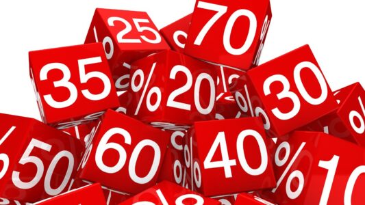 Kody rabatowe a wyprzedaże – co bardziej się opłaca?