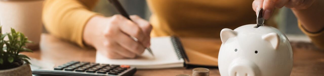 Jak oszczędzać pieniądze każdego miesiąca? Praktyczny poradnik